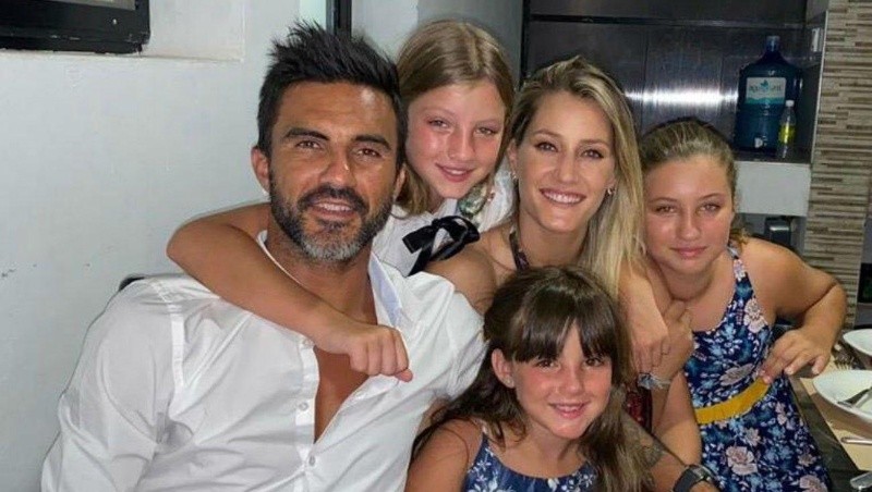 La pareja junto a las nenas