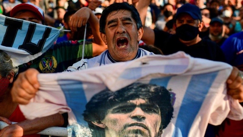 Los fans de Diego Maradona en las afueras de Plaza de Mayo
