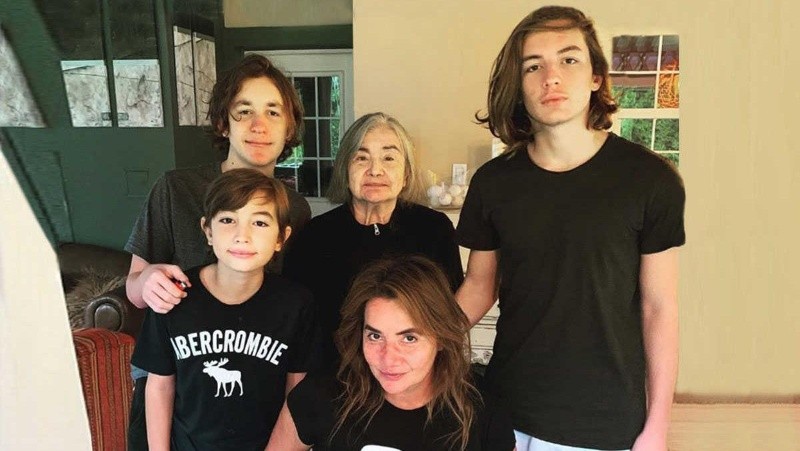 Nancy Pazos junto a sus hijos y su madre antes del fallecimiento