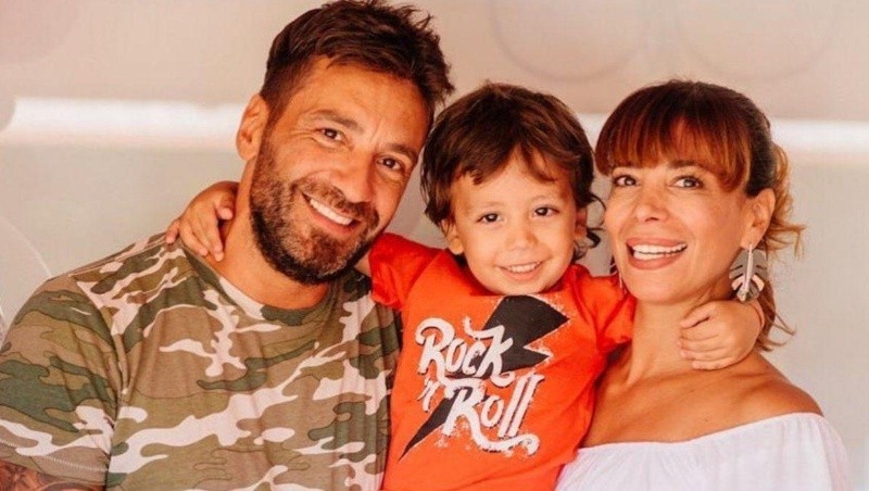 Gustavo Conti y Ximena Capristo junto a su hijo Félix