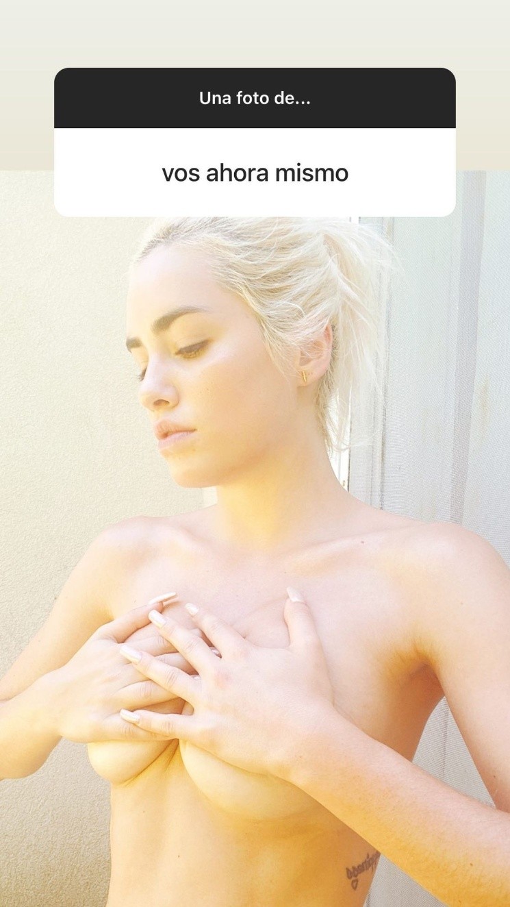 Lali Espósito incendió las redes con una foto en topless.