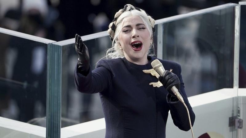 Lady Gaga pusó su voz para entonar el himno nacional estadounidense.