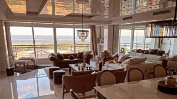 Las extravagantes instalaciones del piso en el que se quedó Wanda Nara y su familia.