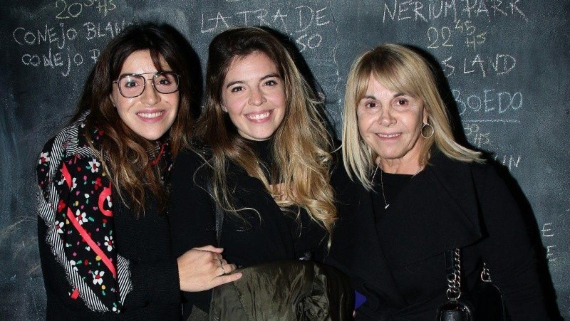 Dalma y Gianinna Maradona acompañadas por su mamá, Claudia Villafañe.