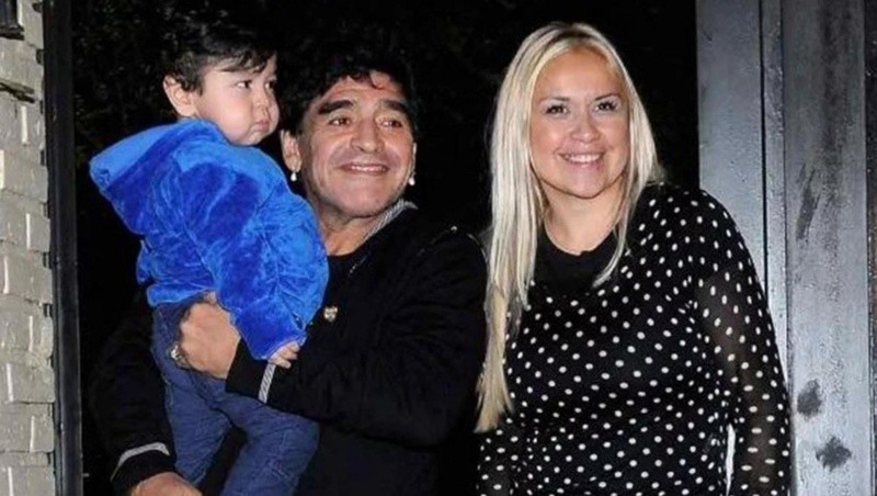 Verónica Ojeda y Diego Maradona junto al único hijo que concibieron, Dieguito Fernando.