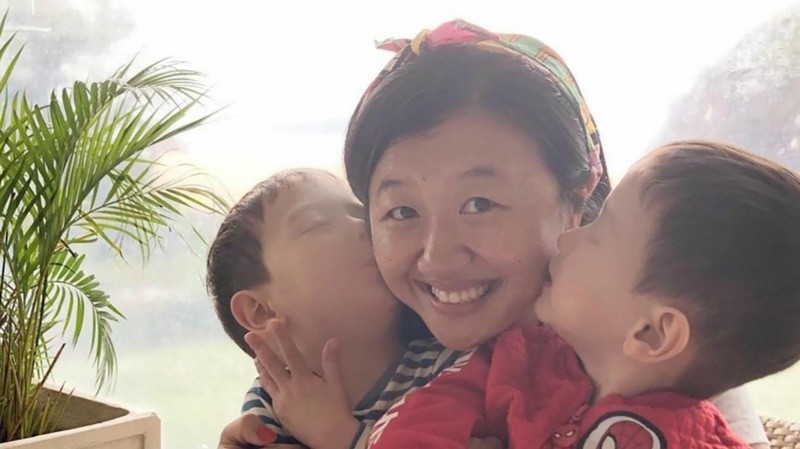 Karina Gao y sus dos hijos gemelos.