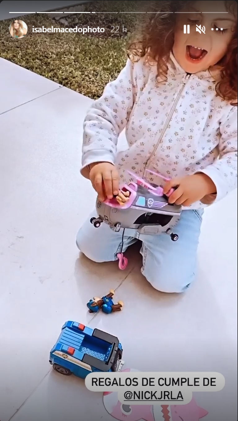 Isabel Macedo mostró algunos de los regalos que recibió su hija.