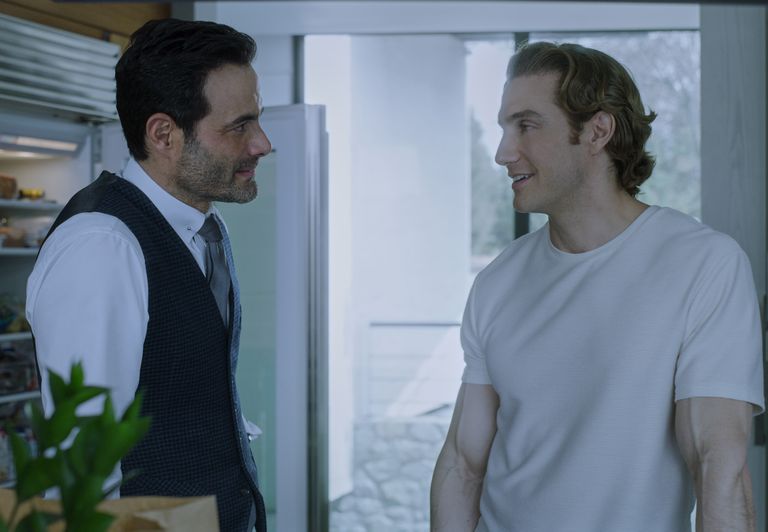 En la segunda temporada de ¿Quién mató a Sara? "Chema" Lazcano (Eugenio Siller) está peleado con su novio Lorenzo Rossi (Luis Roberto Guzmán)