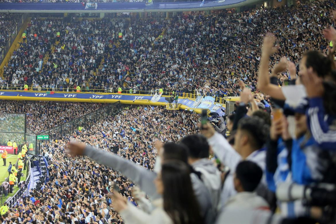 Hinchas en La Bombonera, Argentina vs Venezuela, Eliminatorias, Reuters