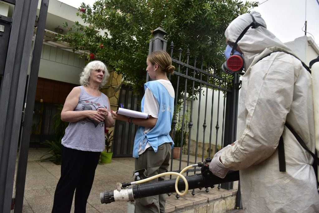 Fumigaciones contra el dengue en Alta Córdoba. (José Gabriel Hernández / La Voz)