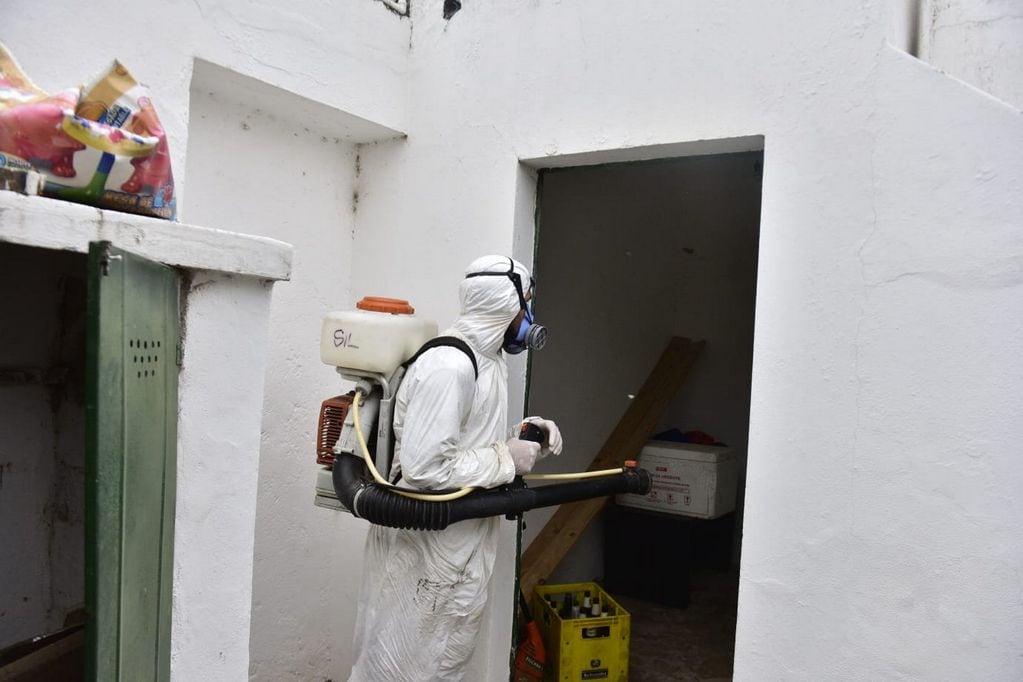 Fumigaciones contra el dengue en Alta Córdoba. (José Gabriel Hernández / La Voz)