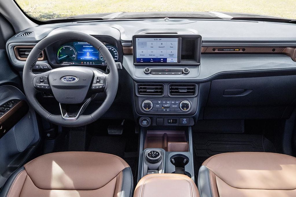 Puertas adentro, la camioneta de Ford es bastante simple, con tablero de agujas.