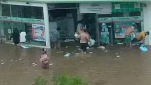 Inundación en Corrientes. Con el agua hasta las rodillas, un grupo de vecinos saqueó una farmacia. (Captura de video)