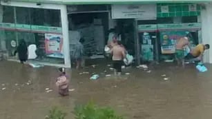 Inundación en Corrientes. Con el agua hasta las rodillas, un grupo de vecinos saqueó una farmacia. (Captura de video)
