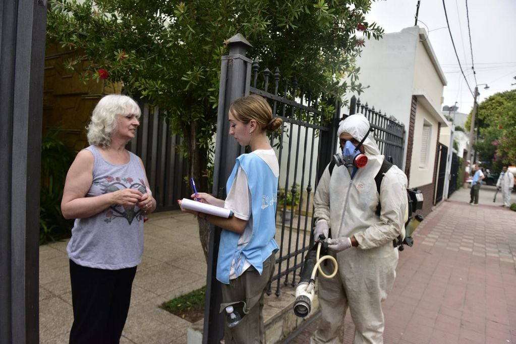 Fumigaciones contra el dengue en Alta Córdoba. (José Gabriel Hernández / La Voz)