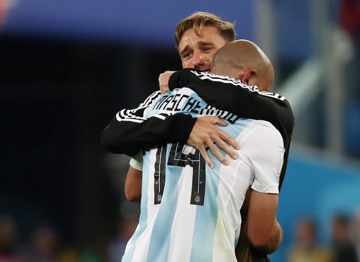 La emoción de Biglia y Mascherano luego de la victoria frente a Nigeria.