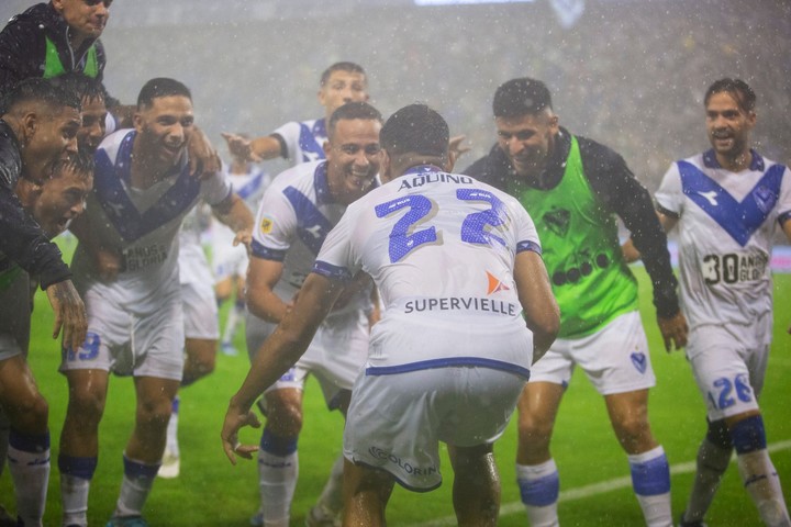 El festejo tras el agónico triunfo ante el Lobo.