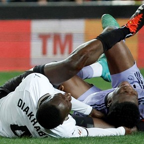 El parte médico y el primer mensaje de Diakhaby tras la escalofriante lesión vs. Real Madrid
