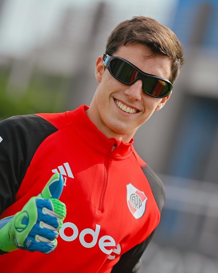 Santiago Beltrán, arquero de River, con los lentes estroboscópicos (Prensa River).